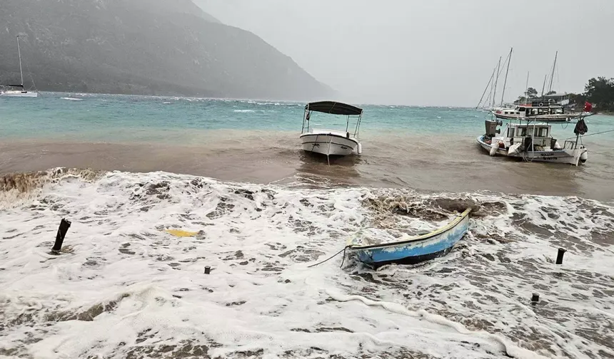 Muğla’da fırtına etkili oldu: İskeleler yıkıldı!