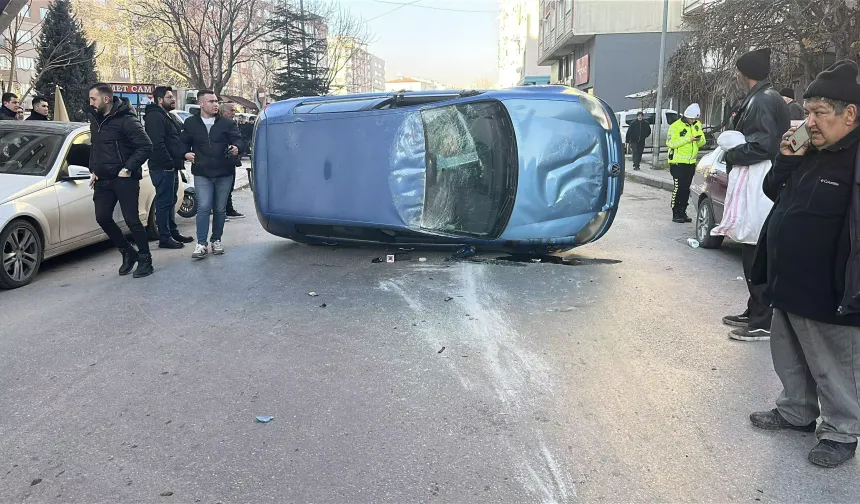 Park halindeki araçlara çarpıp takla attı: 2 kişi hastanelik
