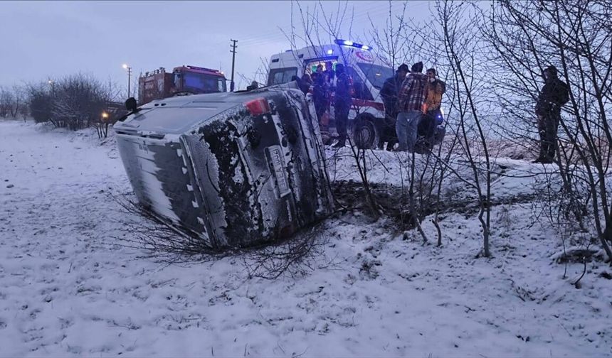 Kontrolden çıkan minibüs tarlaya devrildi: 5 kişi hastanelik