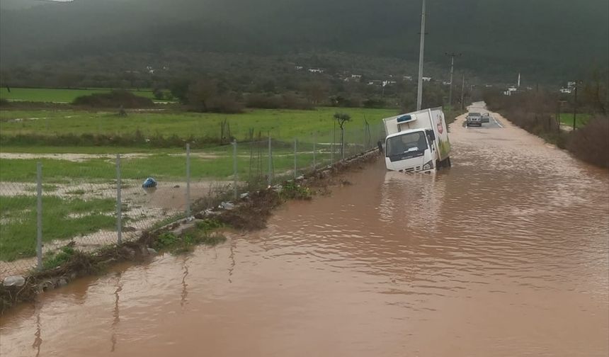 Bodrum'da sağanak hayatı olumsuz etkiledi