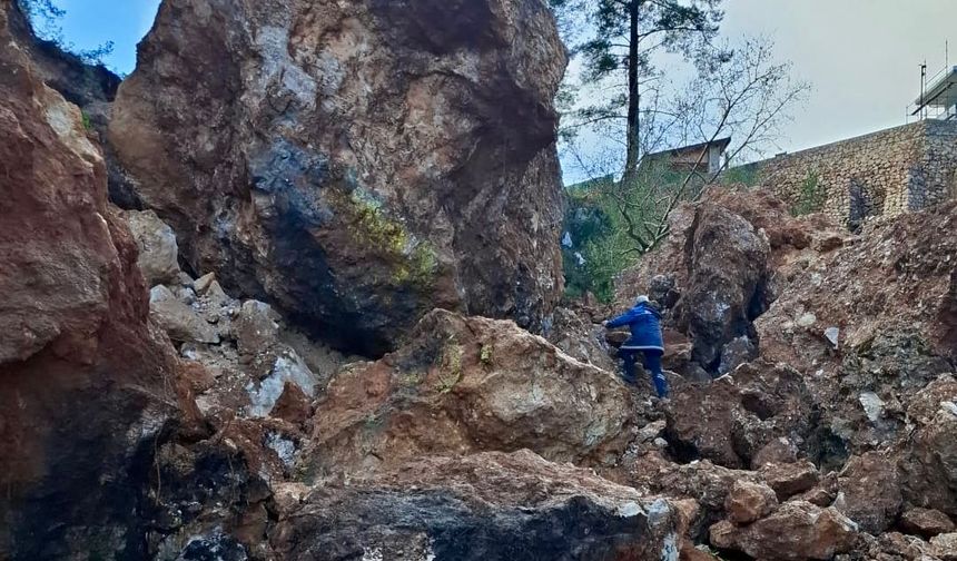 Sağanak yağış etkili oldu: Toprak kaydı, yollar kapandı!