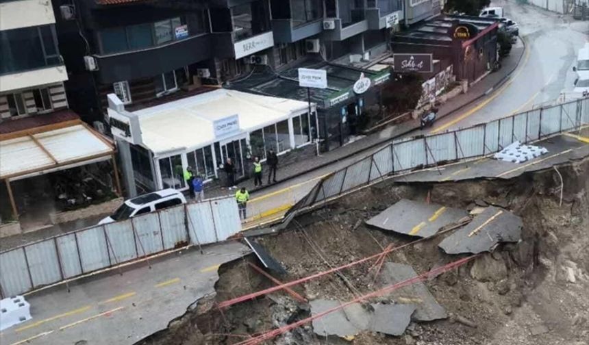 Kuşadası'nda yolda çökme meydana geldi