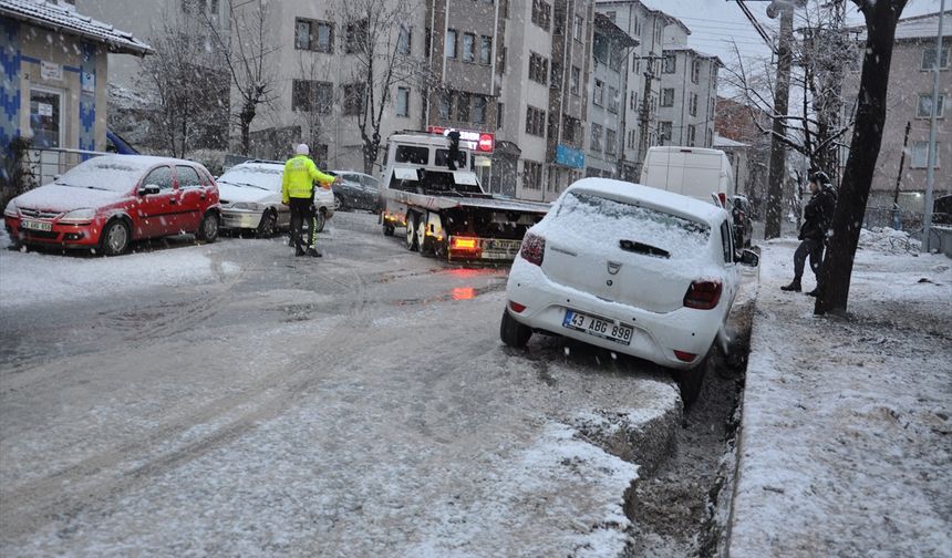 Kütahya'da çukura düşen araç çekici yardımıyla kurtarıldı