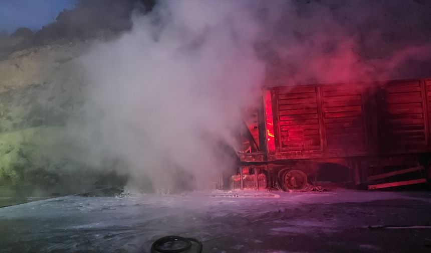 Kütahya'da seyir halindeyken yanan tır söndürüldü