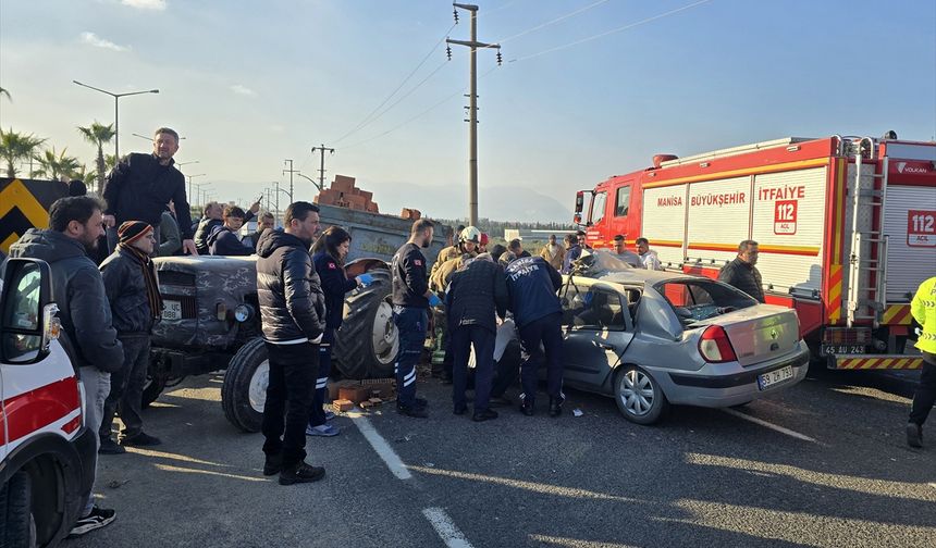 Manisa'da traktör ile otomobilin çarpışması kamerada