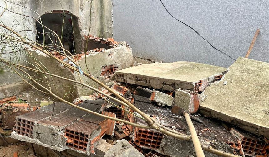 Uşak'ta duvarın altında kalan kişi yaralandı