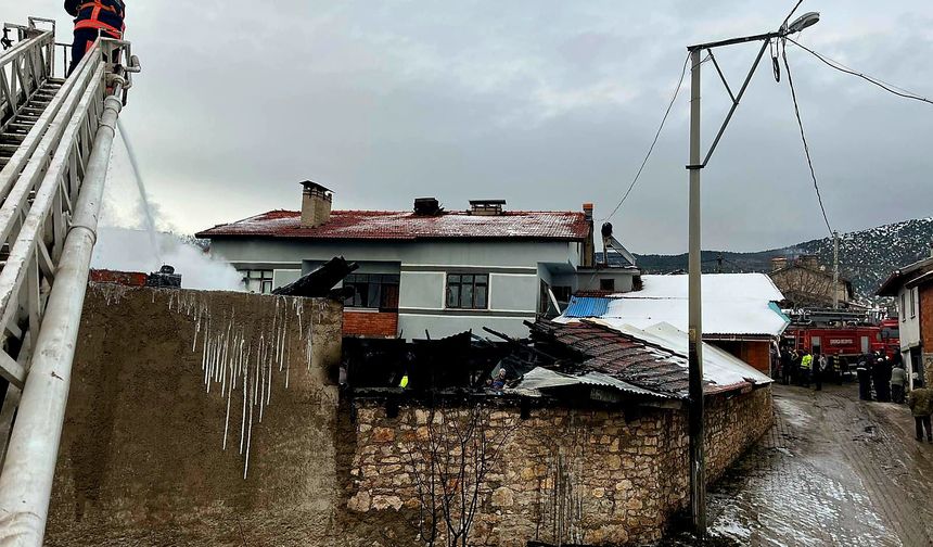 Ahırda çıkan yangını itfaiye ekipleri söndürdü