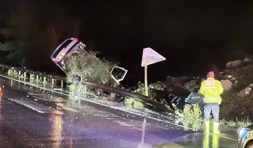 Kaza sonrası yardım için duran sürücünün otomobiline minibüs çarptı; 3 yaralı