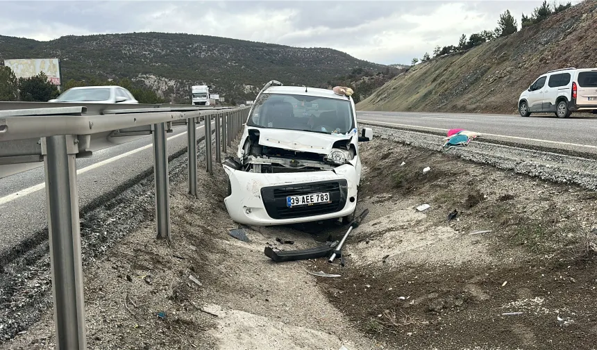 Hafif ticari araç refüjdeki su tahliye kanalına düştü: 2'si çocuk 3 yaralı
