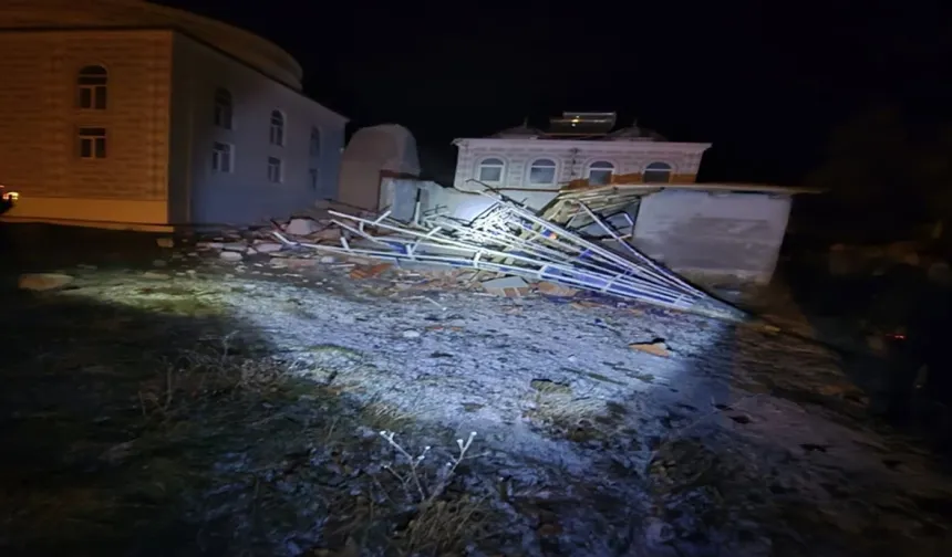 Manisa'da fırtınada paniği: Cami minaresi devrildi!