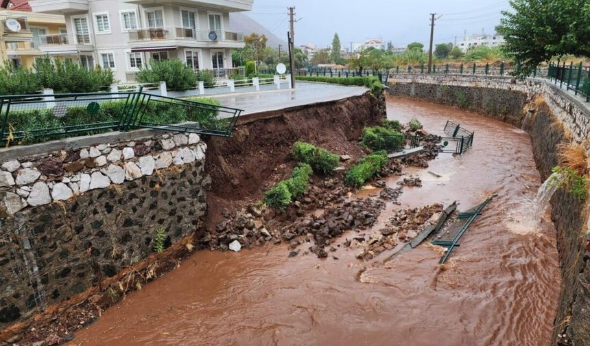 Muğla'da sağanak ve lodos hayatı olumsuz etkiledi