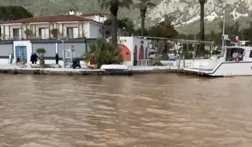 'Sakin Şehir'de sağanak sonrası deniz kahverengiye döndü