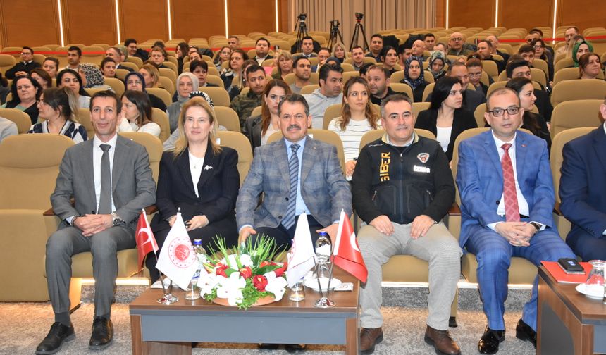 İzmir'de 'IBAN'ını kullandırma suça ortak olma' konferansı düzenlendi