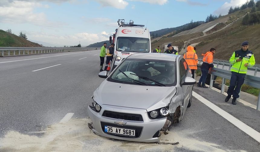 Nazilli'de bariyerlere çarpıp alev alan otomobilin sürücüsü yaralandı