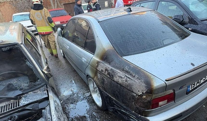 Salihli'de park halindeki 2 otomobil yandı!