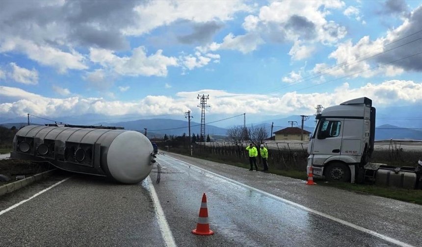 Sarıgöl'de devrilen tırın sürücüsü yaralandı