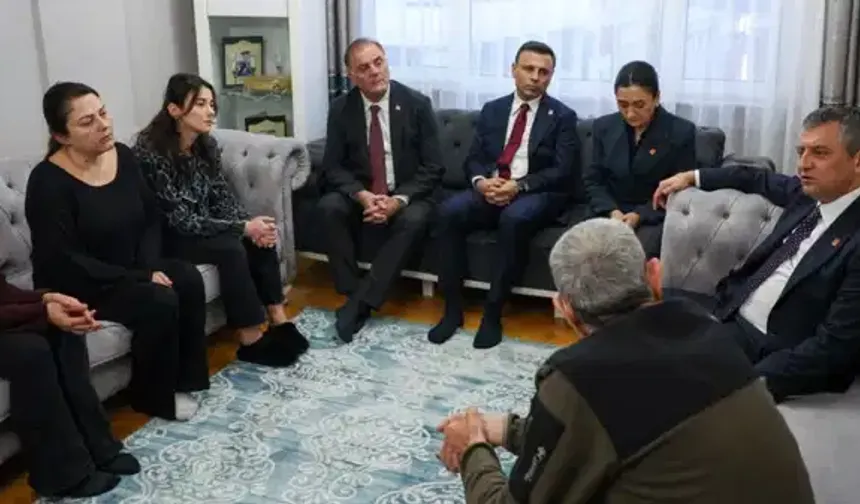 Özgür Özel Atlas Çağlayan’ın ailesini ziyaret etti