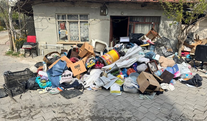 Komşular şikayet etti: Evden 3 kamyon çöp çıkarıldı
