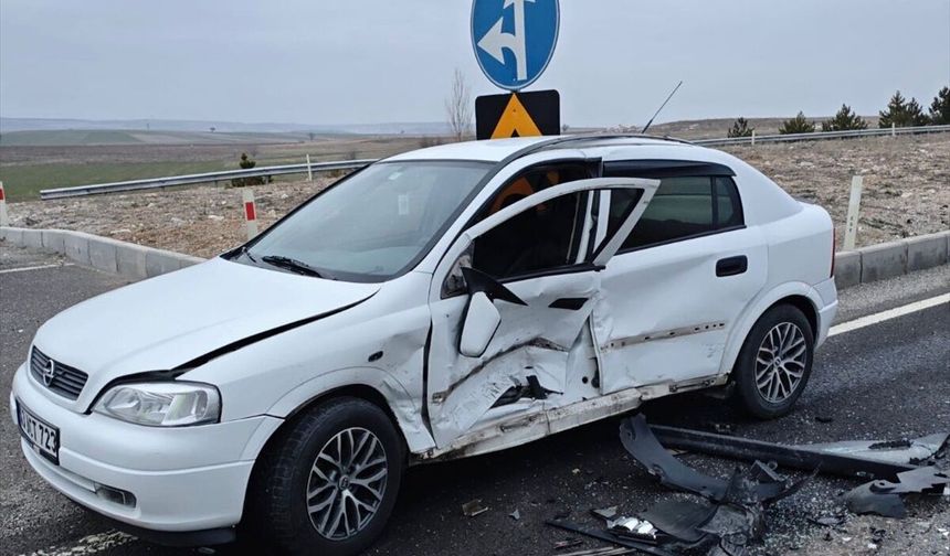 Kütahya'da kavşakta feci kaza: 2 kişi hastanelik!