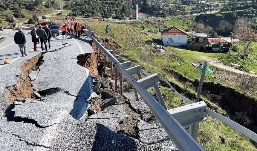 Aydın'da toprak kayması: Kara yolu ikinci kez çöktü