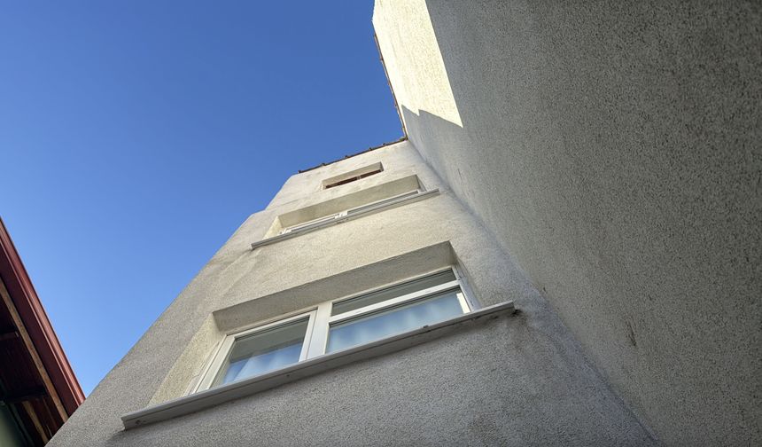 Babasının çatıdan attığı inşaat demiri başına isabet etti