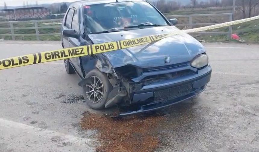 Kütahya'da çarpışan otomobillerden biri dereye uçtu; 3 yaralı