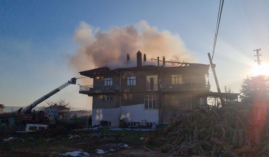 İki katlı ev bir anda alev aldı: 4 ekip güçlükle söndürdü!