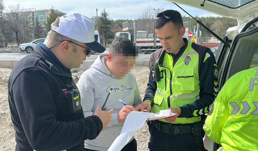 Polisten kaçıp ters yöne girdi: Ehliyetsiz sürücüye 399 bin lira ceza!