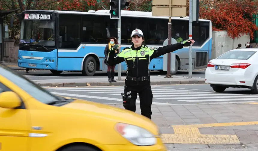 Araç sahipleri dikkat... Bunları acilen aracınıza koyun: Cezası var!