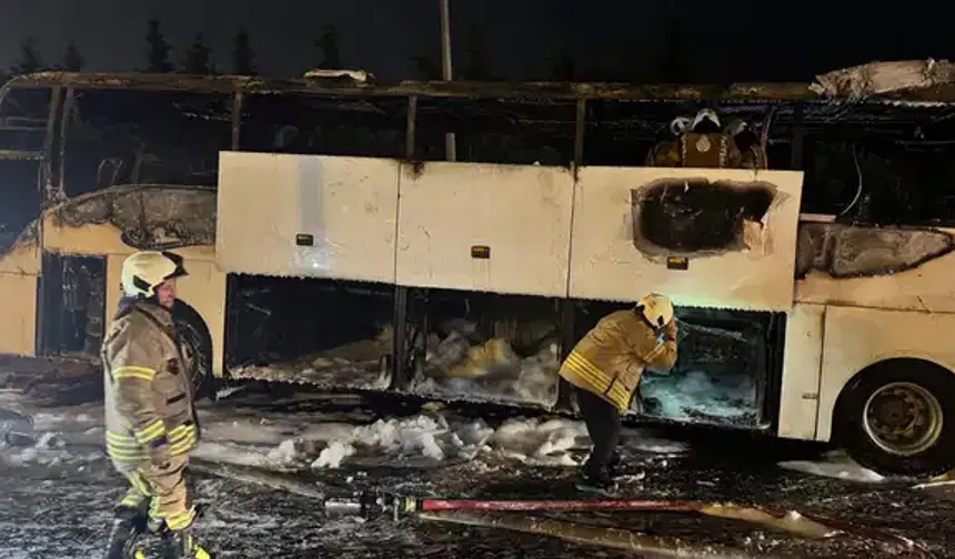 Seyir halindeki yolcu otobüsü küle döndü