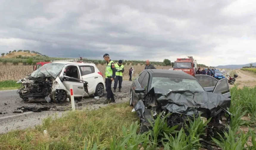 İki otomobil çarpıştı: Kazada 3 kişi hastanelik!