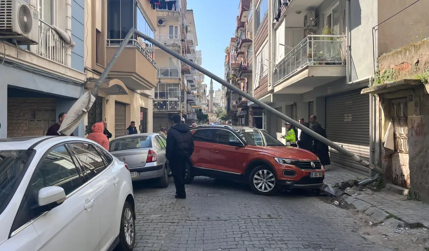 Kontrolden çıktı, aydınlatma direğine çarptı: 3 araçta hasar oluştu!