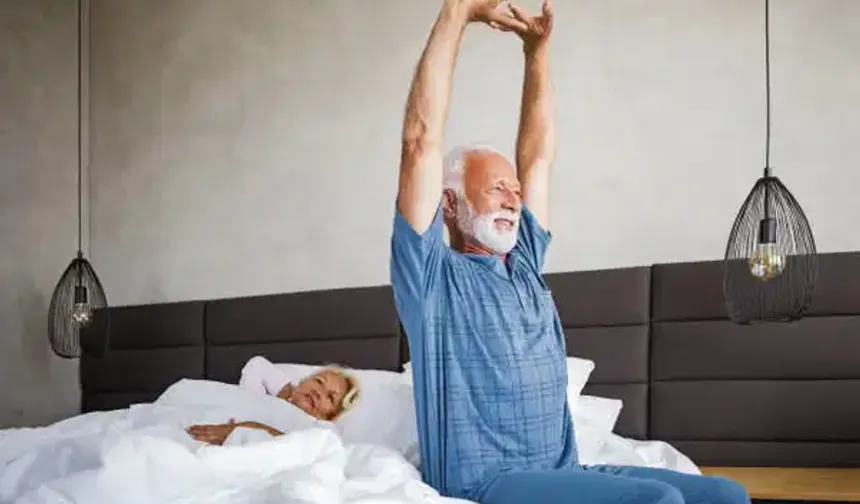 Yaşlılar neden her sabah daha erken uyanıyor?