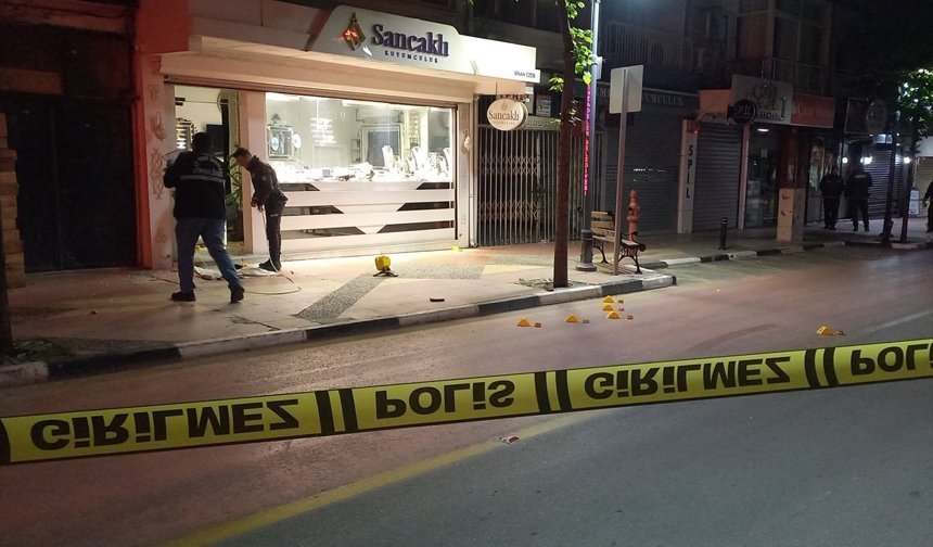 Manisa'da kuyumcudan hırsızlık yapan 3 zanlı tutuklandı