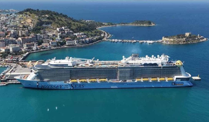 Kuşadası'na kruvaziyerle 4 bin 600 turist geldi