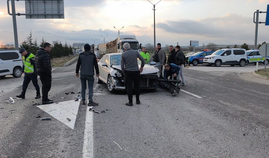 İki otomobil kafa kafaya çarpıştı: 2 kişi hastanelik!