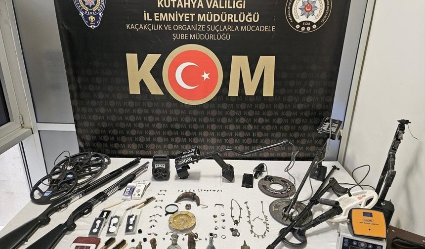 Kaçakçılık baskınında 86 parça tarihi eser yakalandı