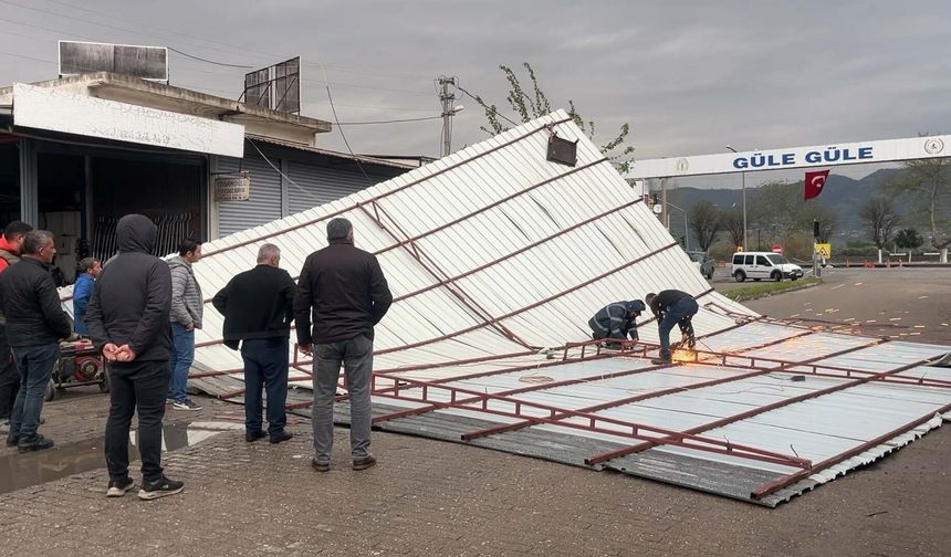 Aydın'da fırtına nedeniyle iş yerinin çatısı uçtu