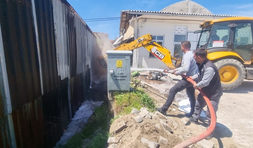 Depoda çıkan yangını itfaiye söndürdü