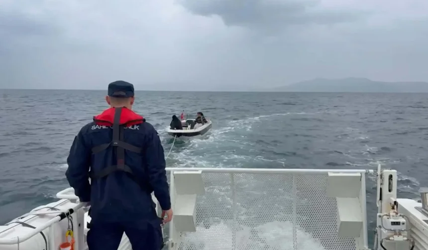 Kuşadası açıklarında sürüklenen teknedeki 2 kişi kurtarıldı