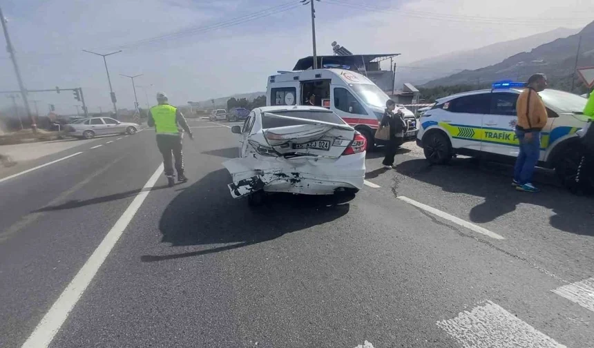 Manisa'da iki otomobil çarpıştı: Kazada 4 kişi hastanelik!