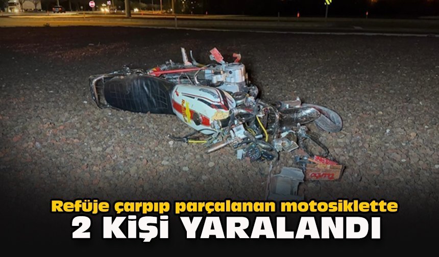 Refüje çarpıp parçalanan motosiklette 2 kişi yaralandı