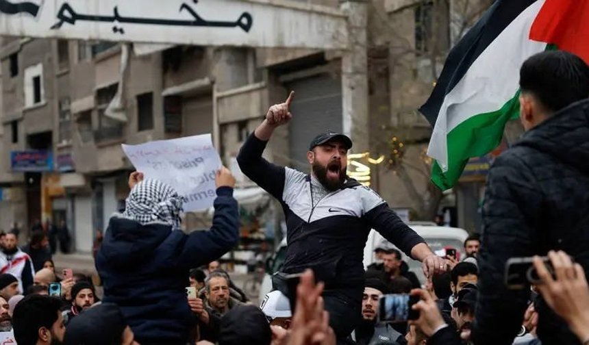 Öfkeli protestocular Şam’daki BAE Büyükelçiliğine saldırdı