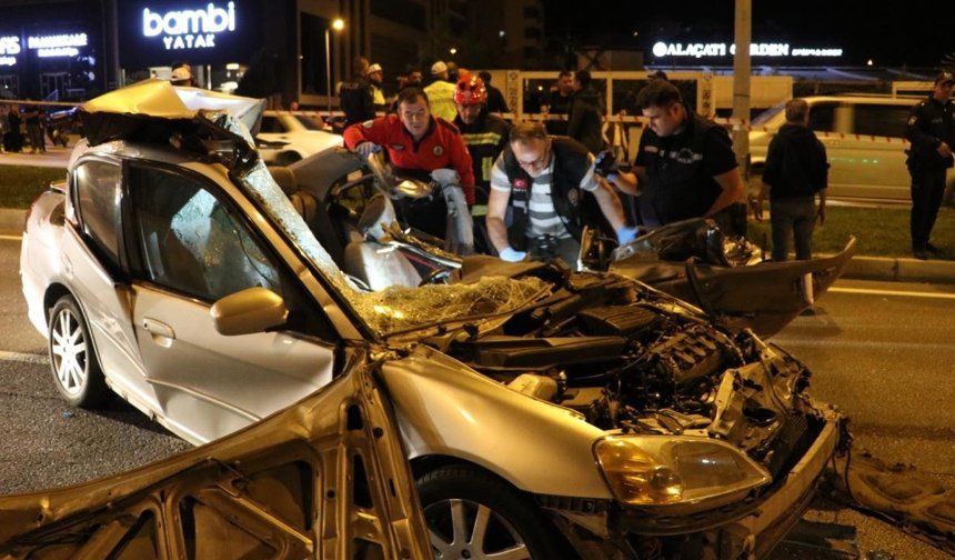 Denizli'de tıra çarpan otomobilin sürücüsü öldü