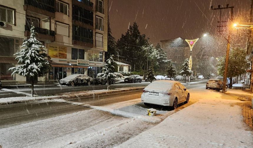 Afyonkarahisar'da 11 ilçede eğitime 'kar' engeli: Ulaşım aksadı!