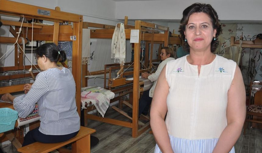 Ödemiş'te kadın kursiyerler atık poşetleri tekstil ürünlerine dönüştürüyor