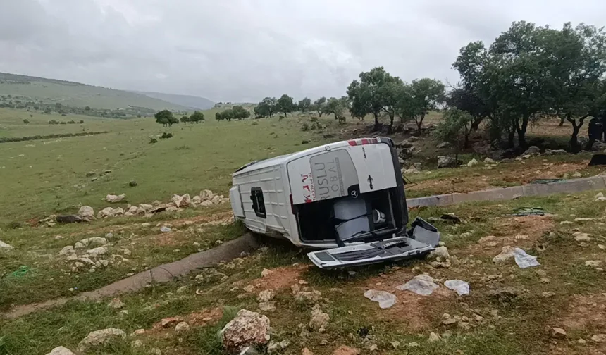 Gaziantep'te işçi servisi devrildi: 16 kişi yaralandı