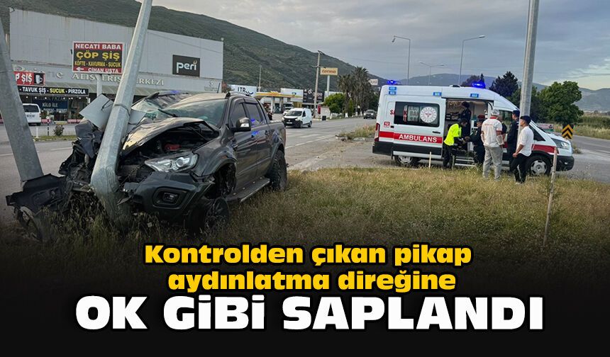 Kontrolden çıkan pikap aydınlatma direğine ok gibi saplandı