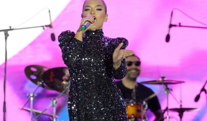 Şarkıcı Demet Akalın Manisa'da konser verdi