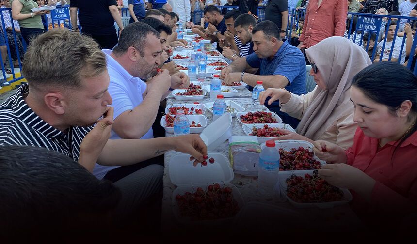 5 dakikada 1 kilo 486 gram kiraz yedi: Yarım altını kaptı!